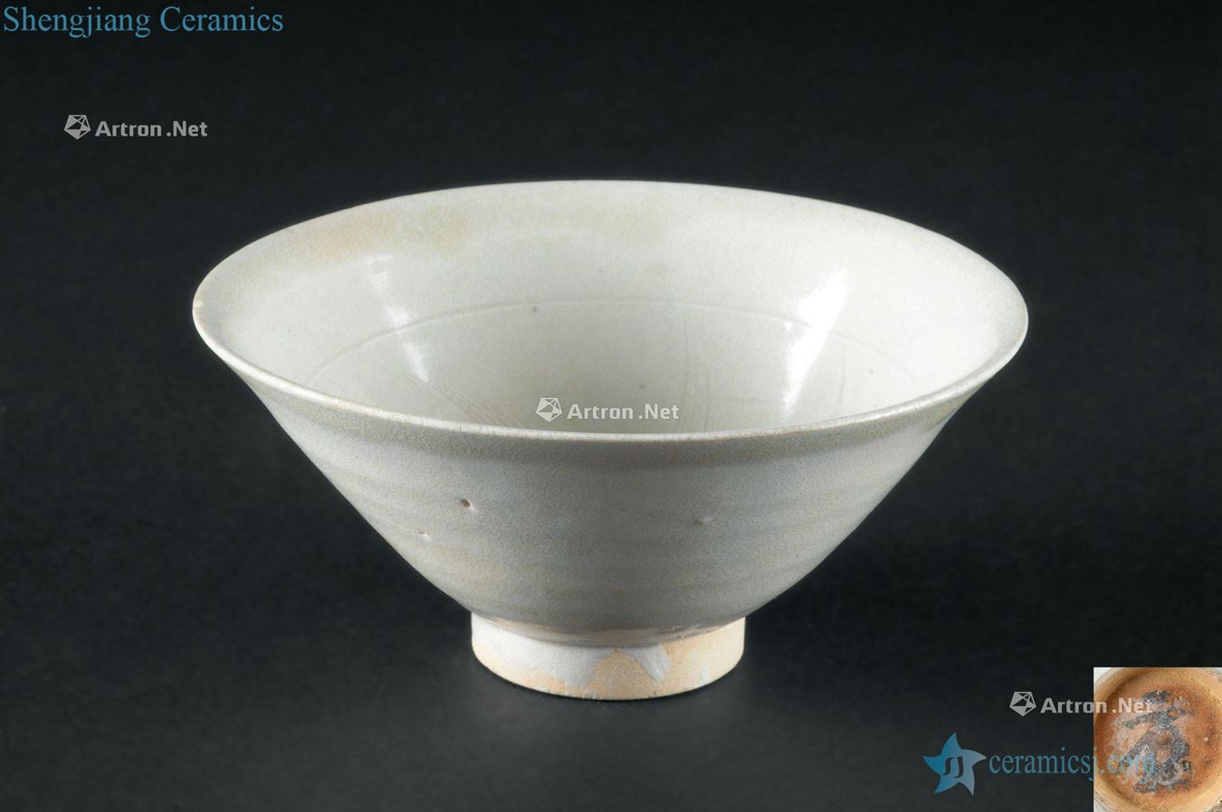 The song dynasty (960-1279) green flower grain lamp