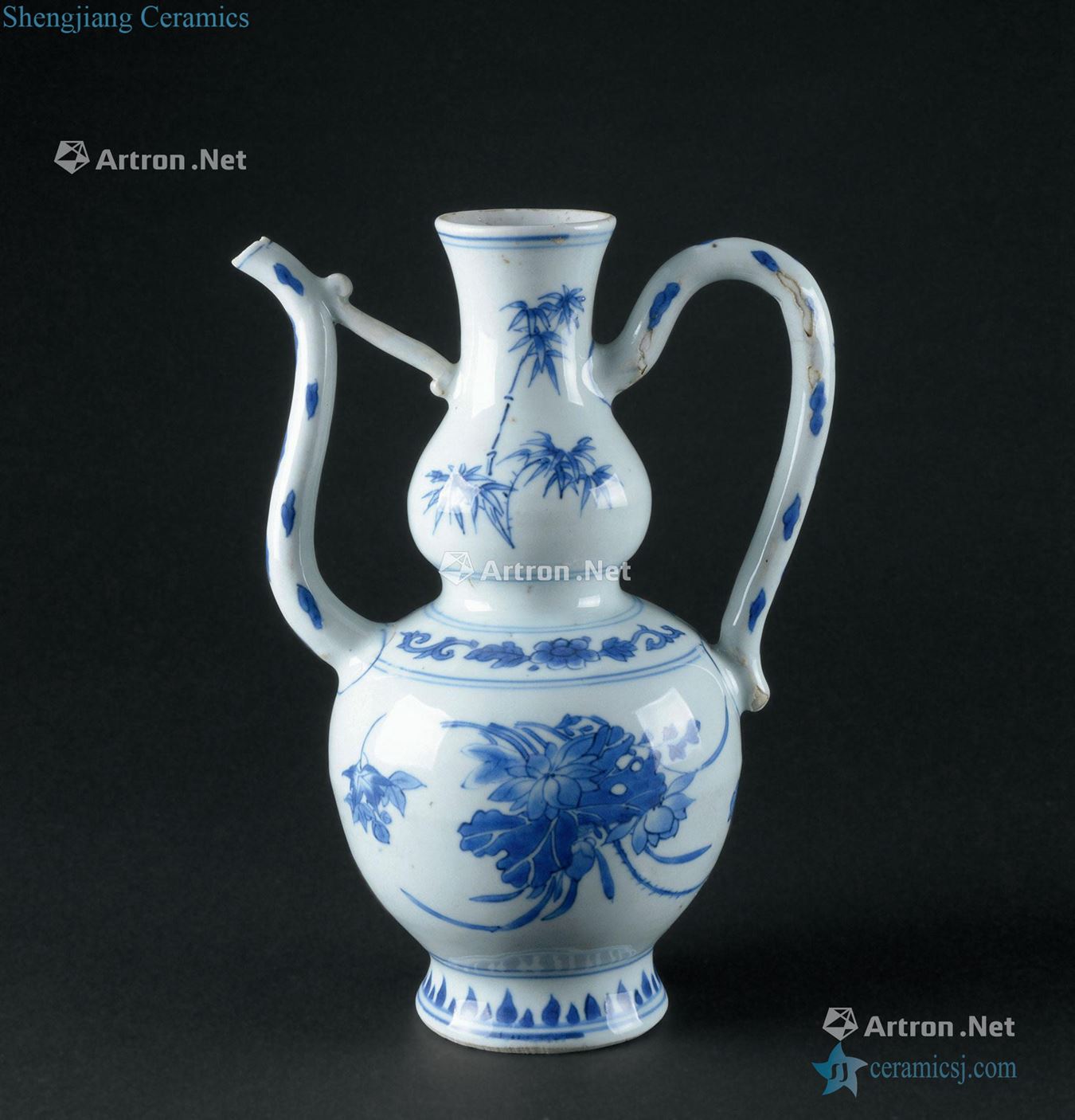 In the Ming dynasty (1368-1644) blue and white flower grain gourd shape ewer