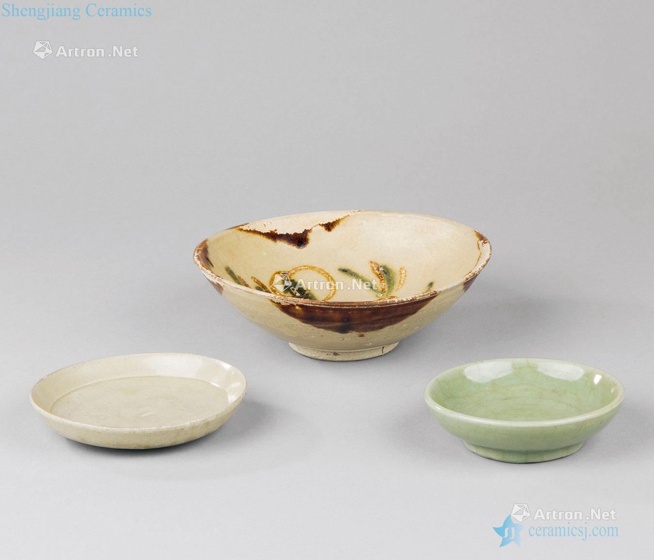 In the Ming dynasty (1368-1644); Western jin dynasty (265-316); The tang dynasty (618-907), longquan celadon small dish The kiln small dish Changsha kiln flowers green-splashed bowls three (group a)