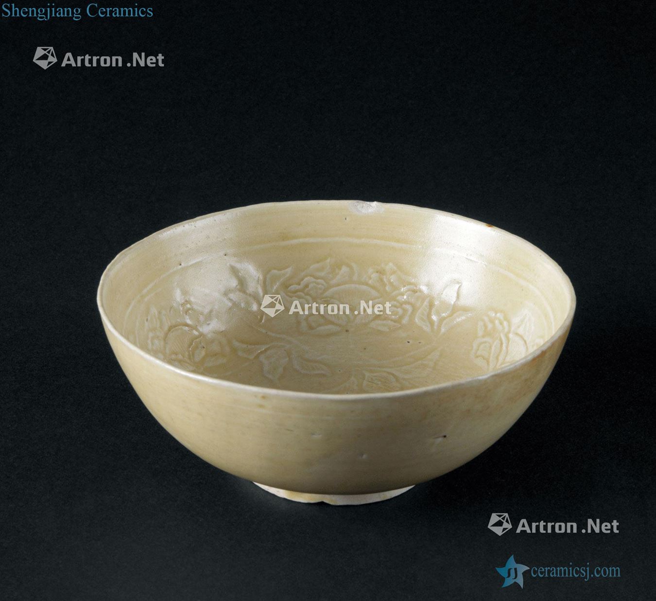 The song dynasty (960-1279) yellow glaze carved flowers green-splashed bowls