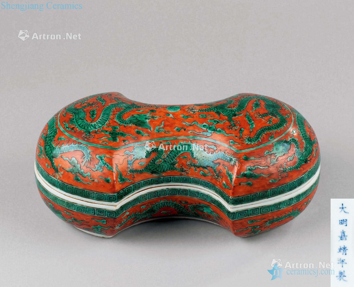Ming jiajing (1522-1566), red and green dragon grain spindle shape box