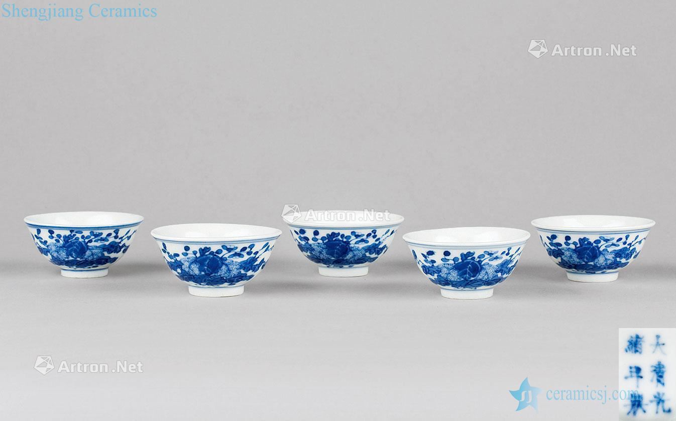 In the qing dynasty (1644-1911) blue and white flower grain tea cups (five pieces a set)