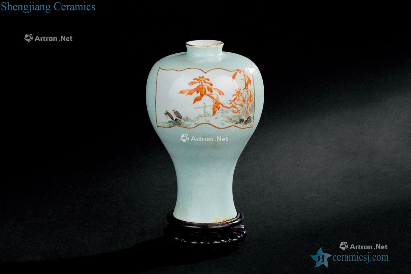 In the qing dynasty (1644-1911), blue glaze medallion powder enamel grain mei bottle