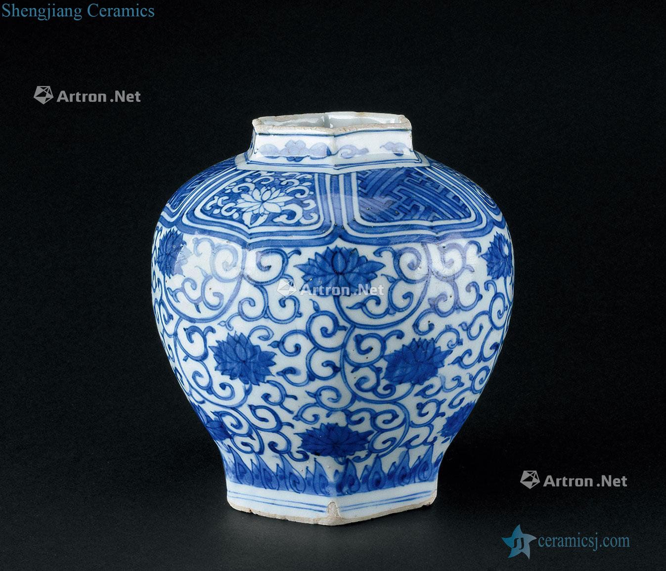In the qing dynasty (1644-1911) blue and white lotus flower grain hexagonal pot
