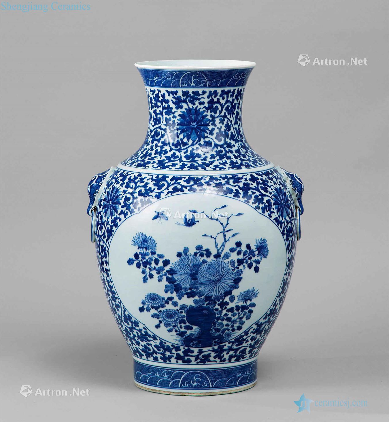 In the qing dynasty (1644-1911) blue and white medallion flower grain ears big bottle