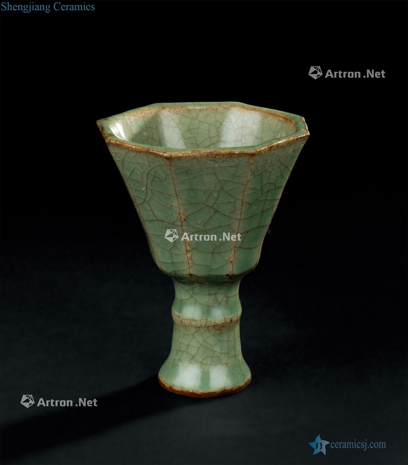 In the Ming dynasty (1368-1644) of celadon octagon cup