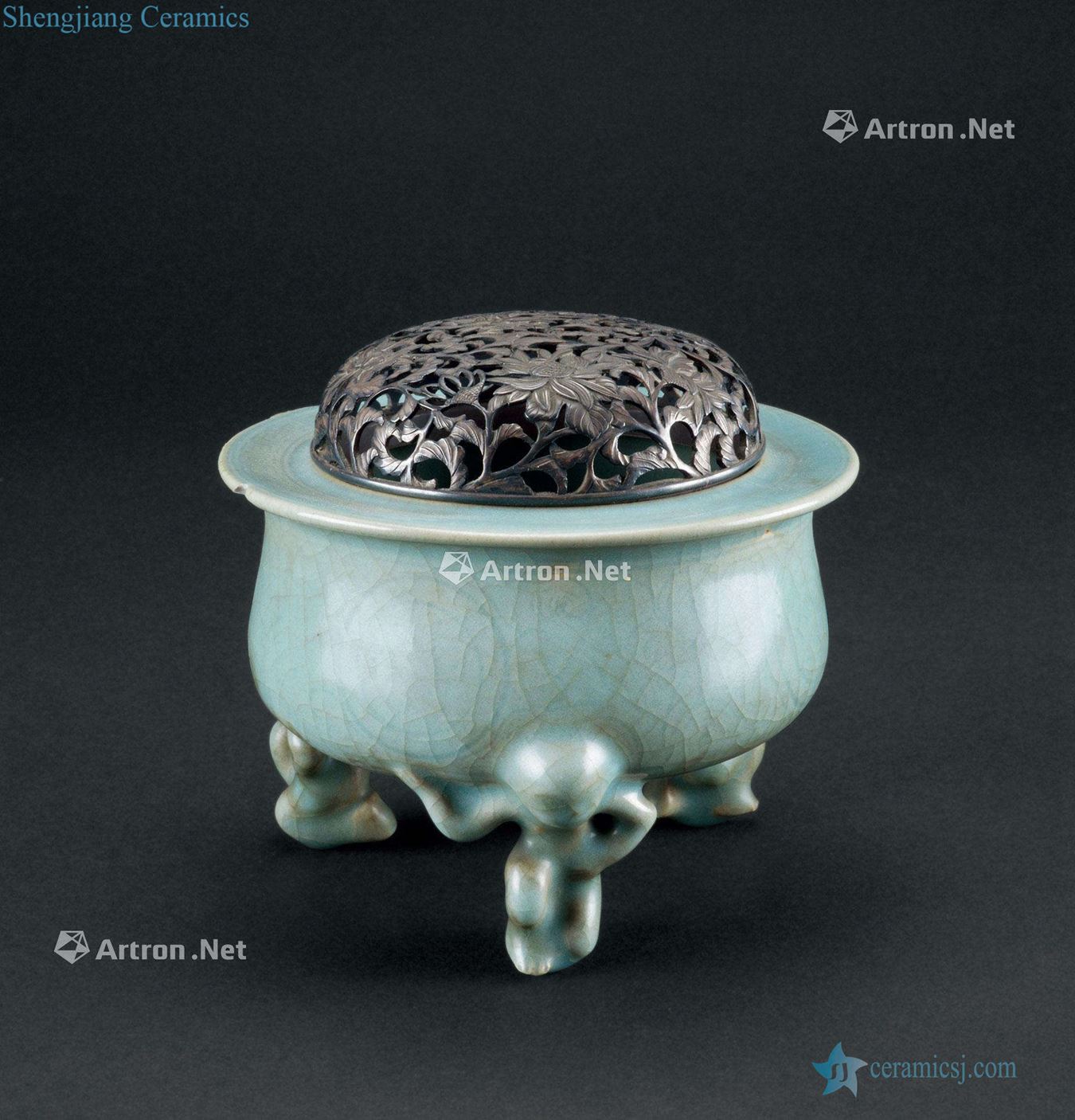The song dynasty (960-1279), celadon flower grain three lad incense burner