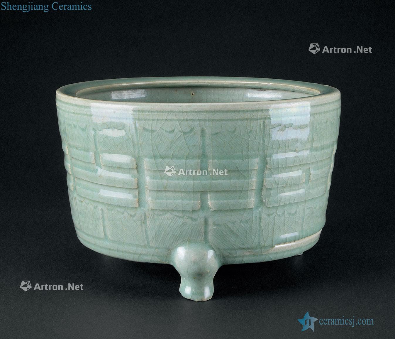 In the Ming dynasty (1368-1644), longquan celadon gossip wen incense burner with three legs