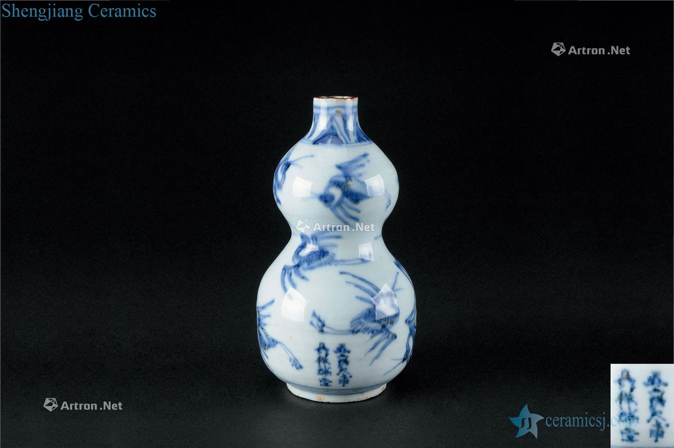 In the Ming dynasty (1368-1644) blue and white cranes grain bottle gourd