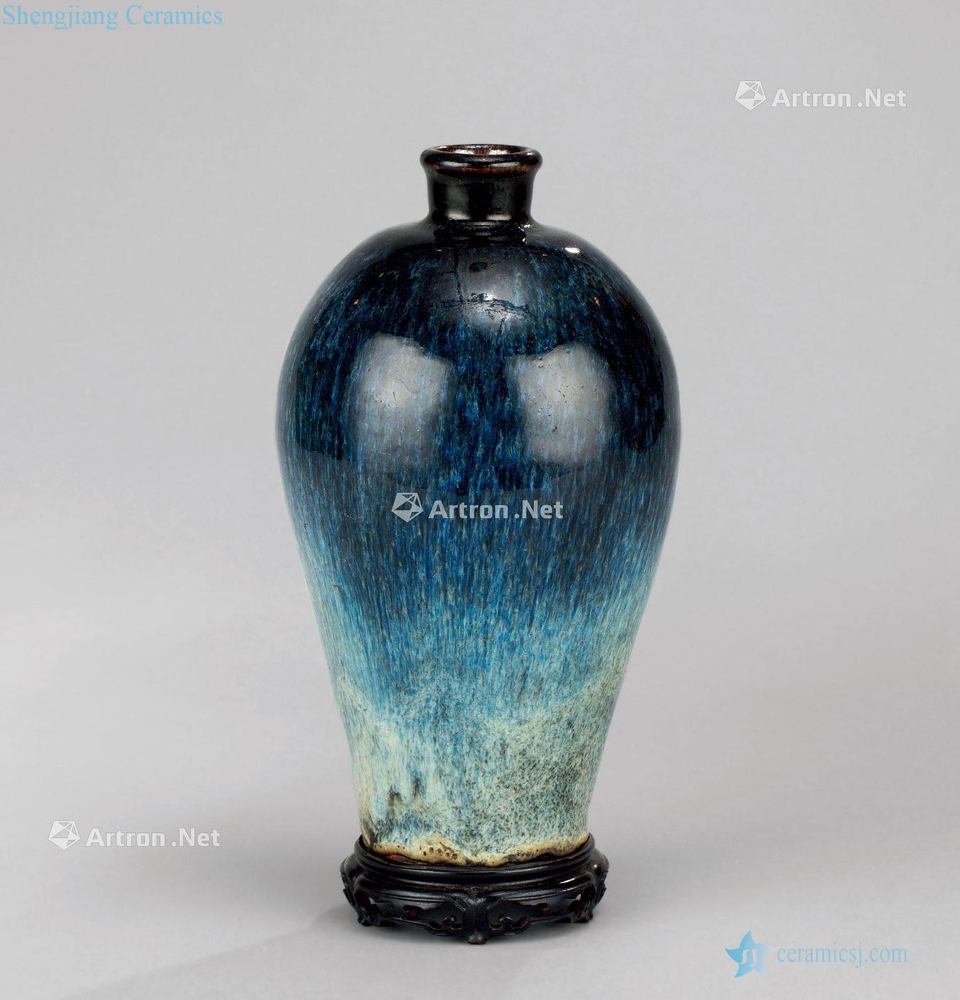 In the Ming dynasty (1368-1644) furnace jun glaze bottle