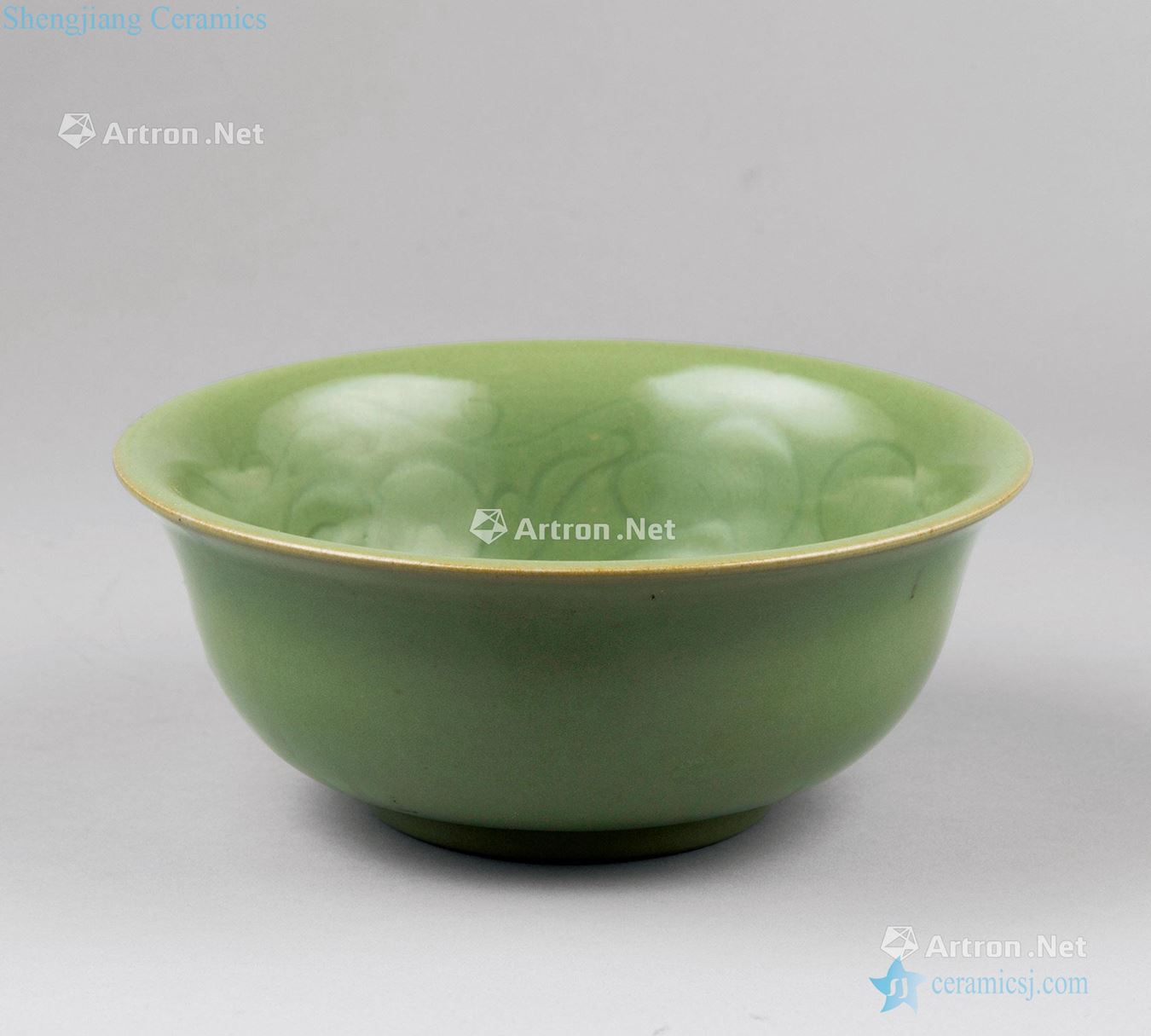 In the Ming dynasty (1368-1644), longquan celadon hand-cut big bowl
