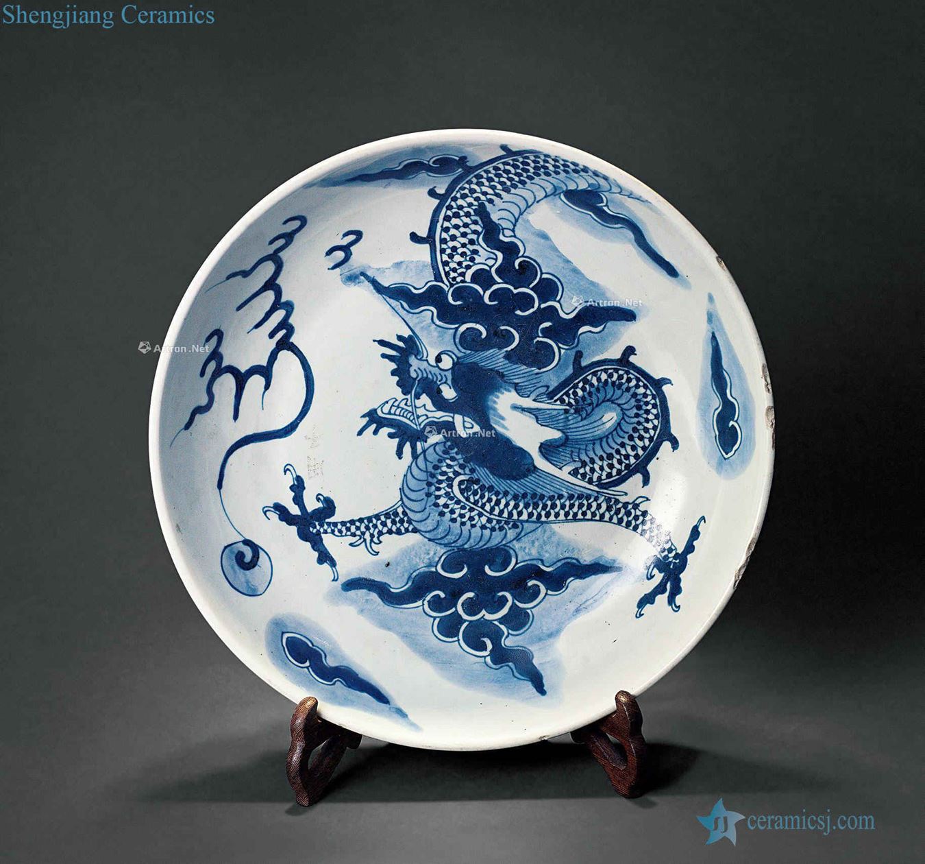 In the qing dynasty Blue and white entadae stem the broader market