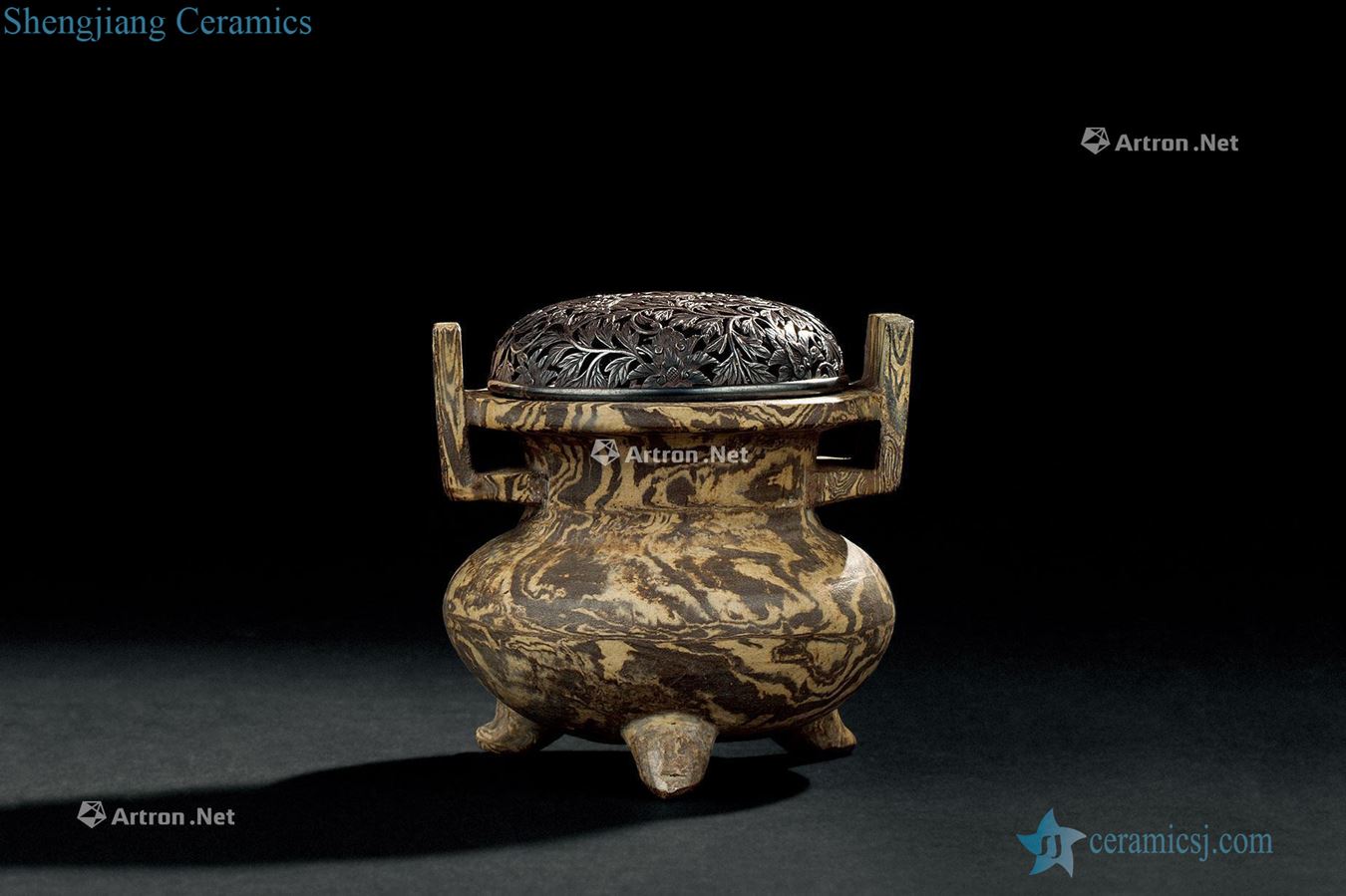 The song dynasty (960-1279) twisted placenta to the ear three-legged censer