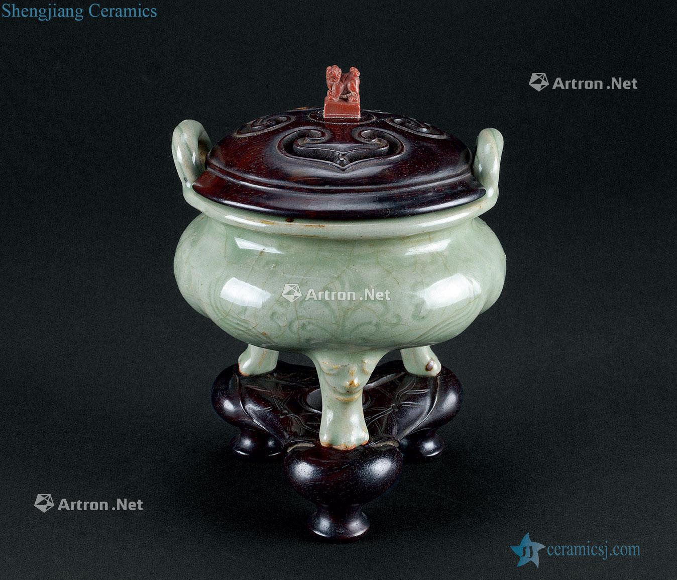 In the Ming dynasty (1368-1644), longquan celadon rope ear three beast foot incense burner