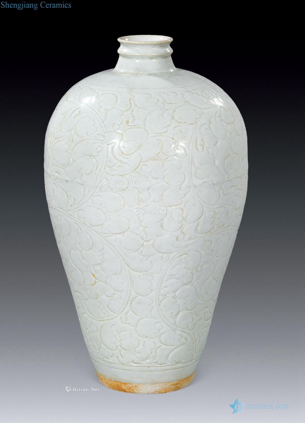 Qing yuan dynasty white glaze YingXiWen carved plum bottle
