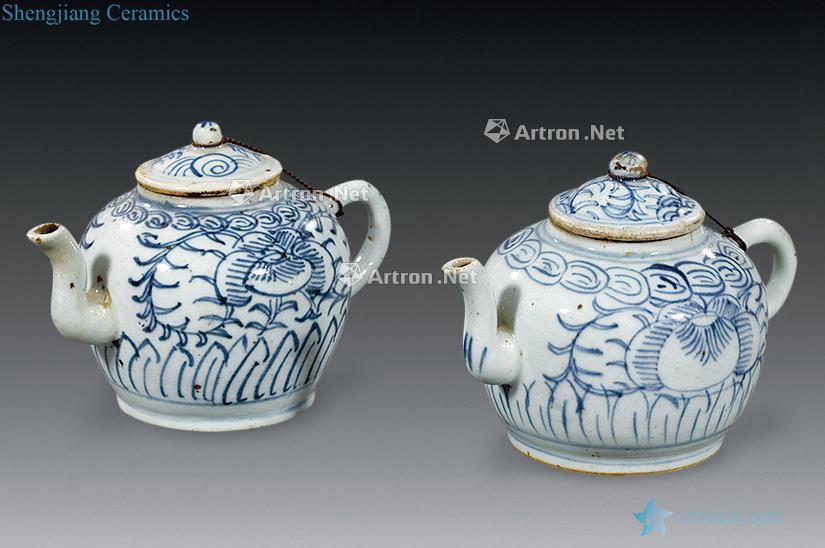 In the qing dynasty Blue and white flower pattern (a) the teapot