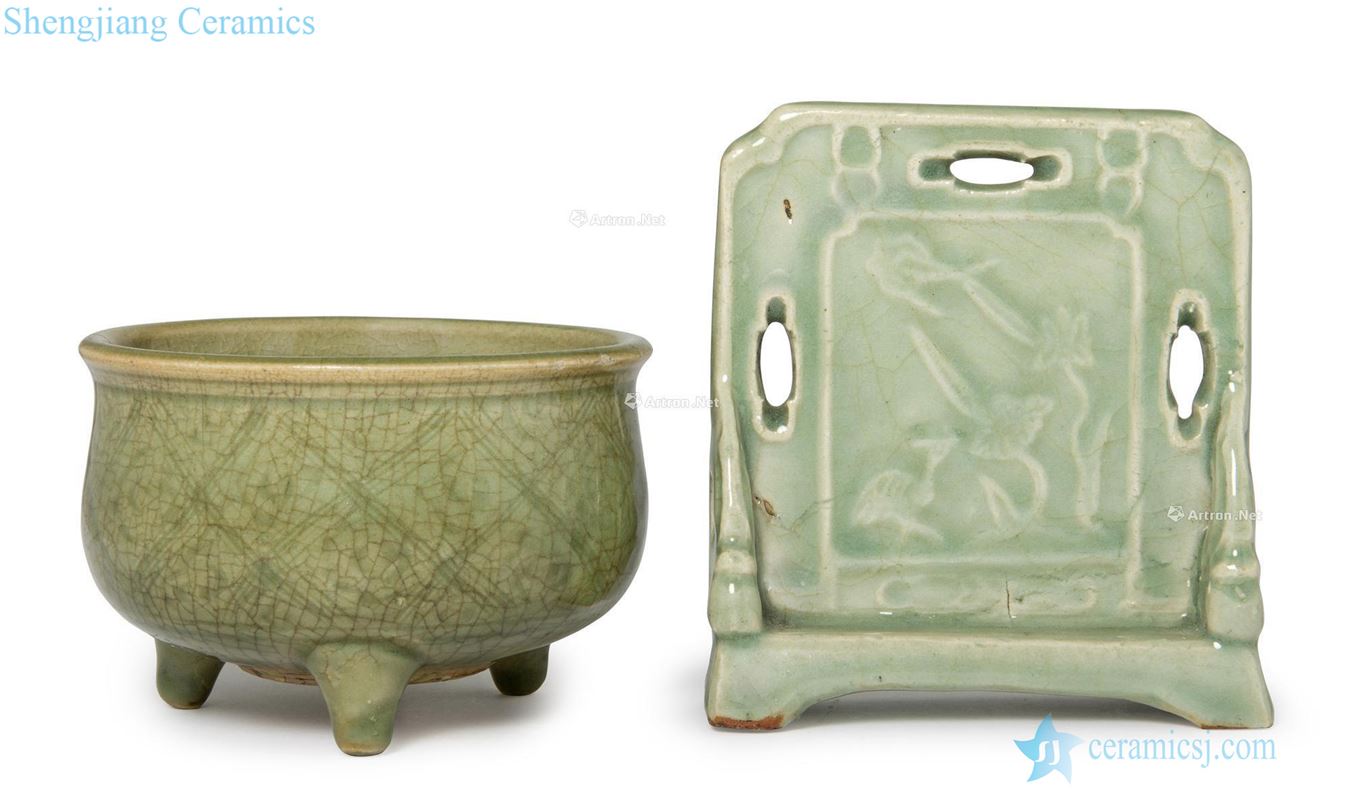 Ming Longquan green glaze lotus grain plaque and blue glaze three-legged furnace (a set of two)