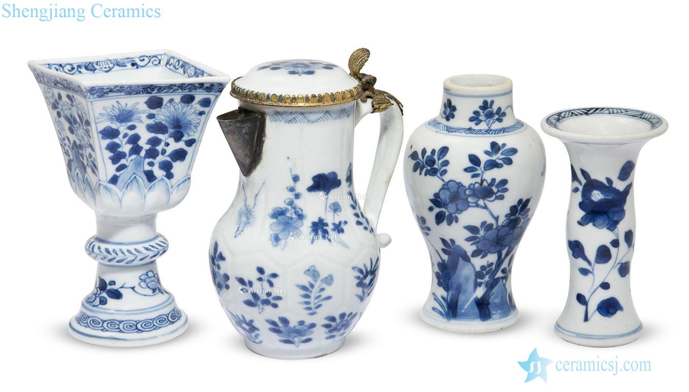 The qing emperor kangxi Blue and white flower grain bottle (a group of four pieces)