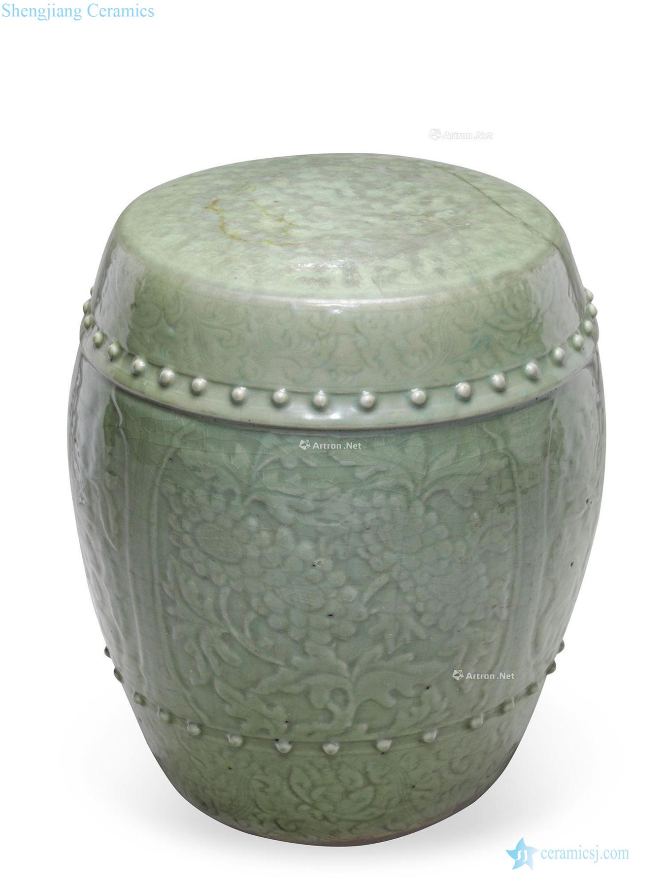 Ming Longquan green glazed carved flower grain sit pier
