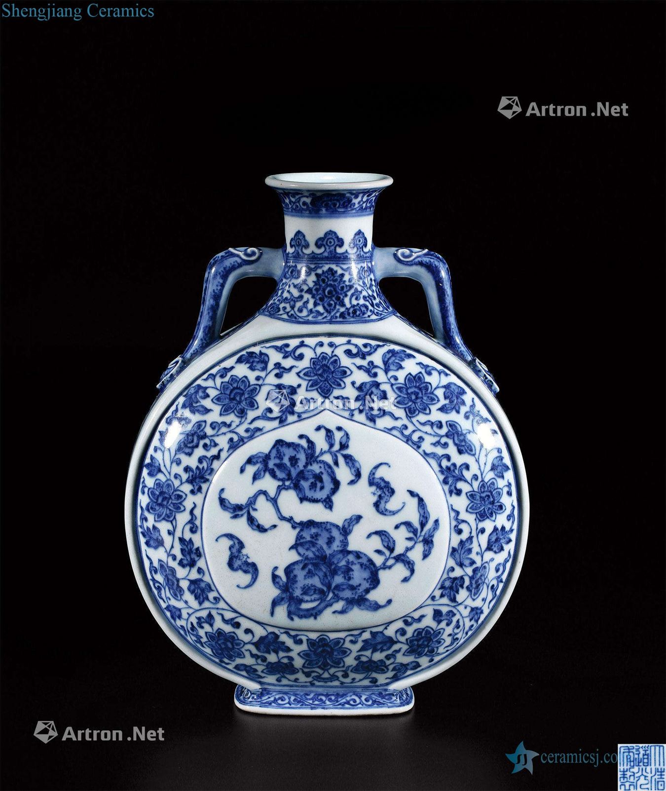 Qing daoguang Blue and white medallion flower tattoos on bottle
