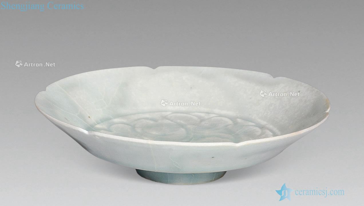 The song dynasty shadow green carved carved mouth tray