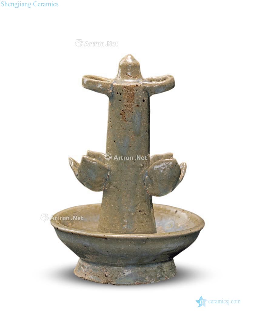 Ming or earlier Lotus-shaped grain lampstand