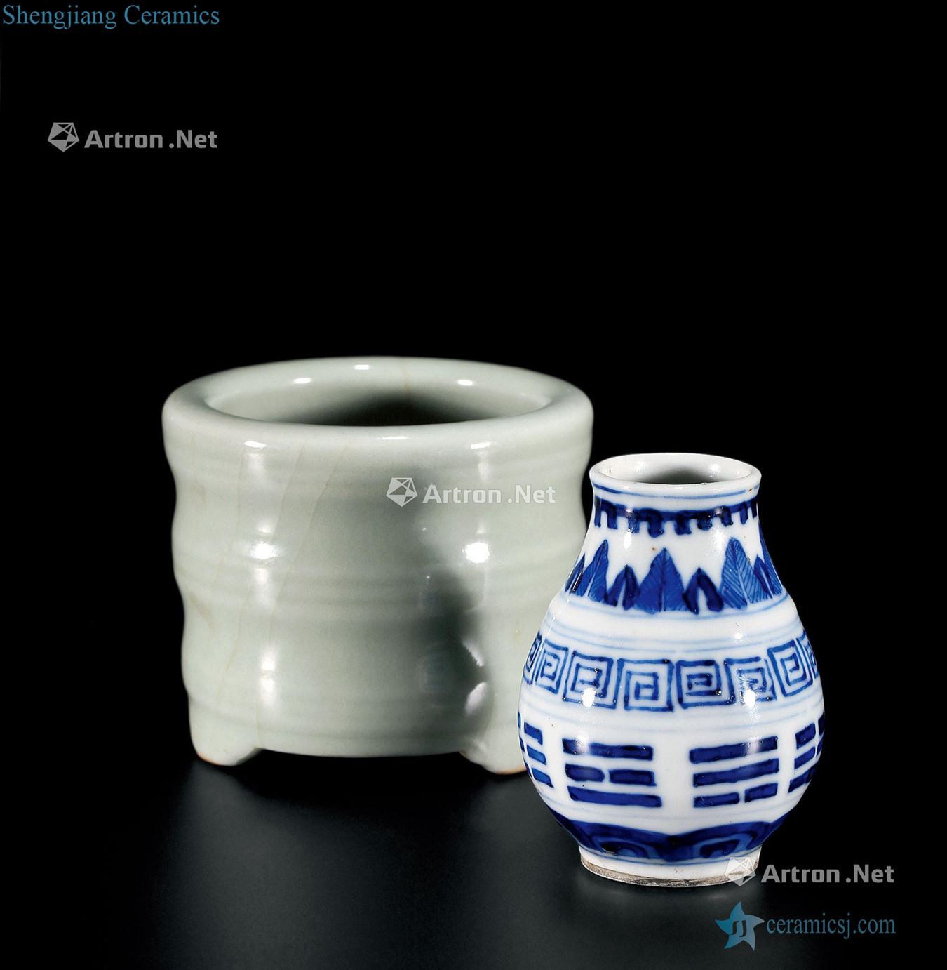 Qing qing glaze bowstring grain furnace Blue and white eight letters small bottle (two)