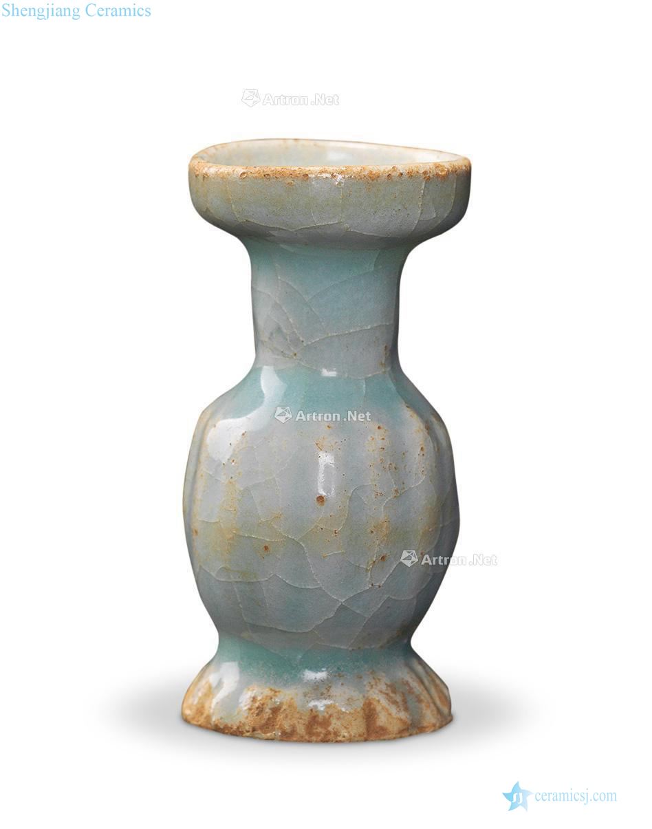 Ming or earlier The southern song dynasty left floret bottle