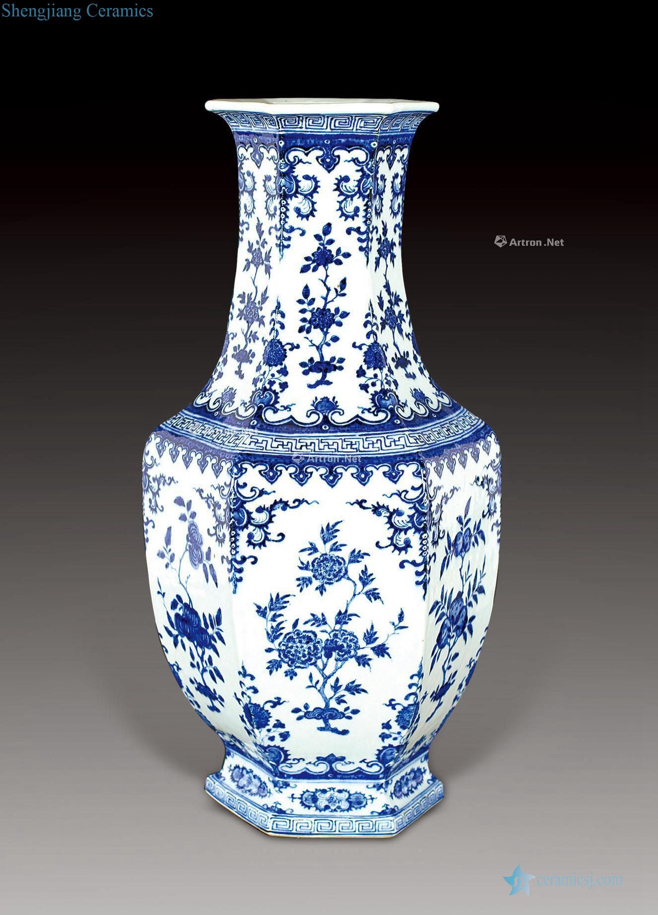 qing Blue and white ruffled branch flowers and vase