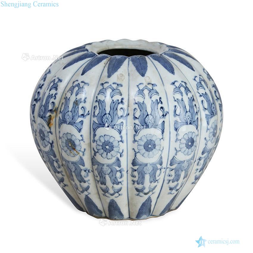 In the Ming dynasty Blue and white flower grain melon leng cans
