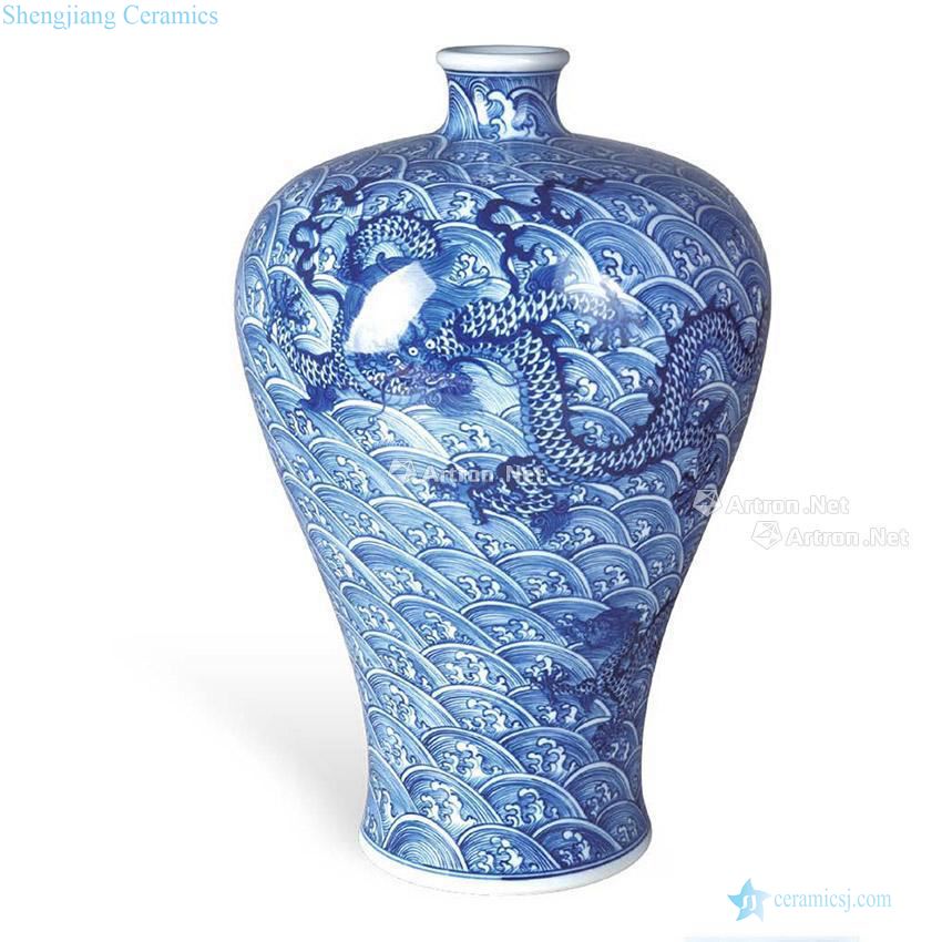 Qianlong year Blue sea dragon bottle