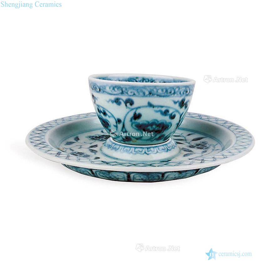 In the Ming dynasty in the early Blue and white flowers around branches grain tray lamp