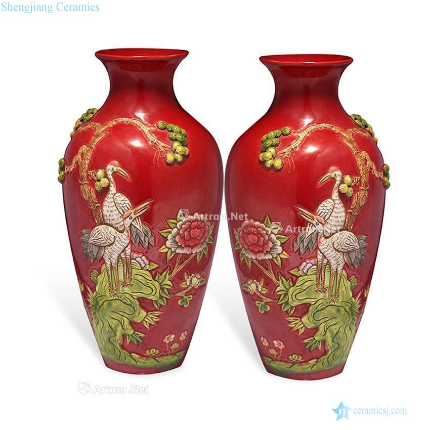 Qianlong red glaze enamel pine crane grain bottle
