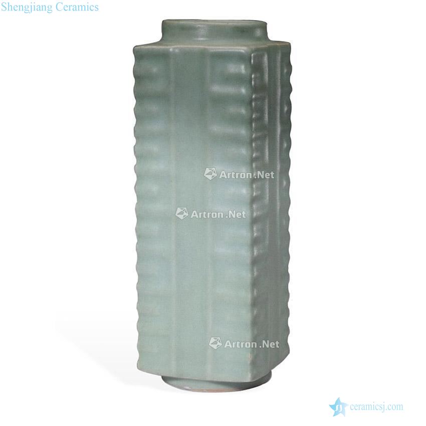 The southern song dynasty longquan celadon cong type bottle