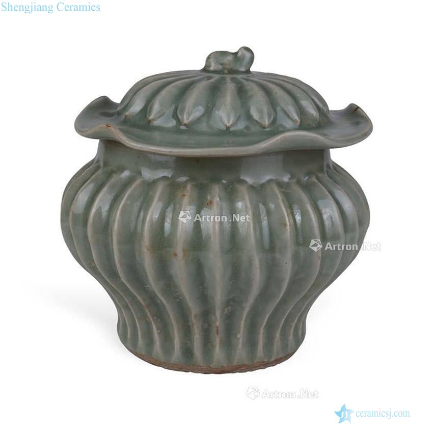 In the late southern song dynasty, Longquan celadon lotus chrysanthemum petals lines cover tank