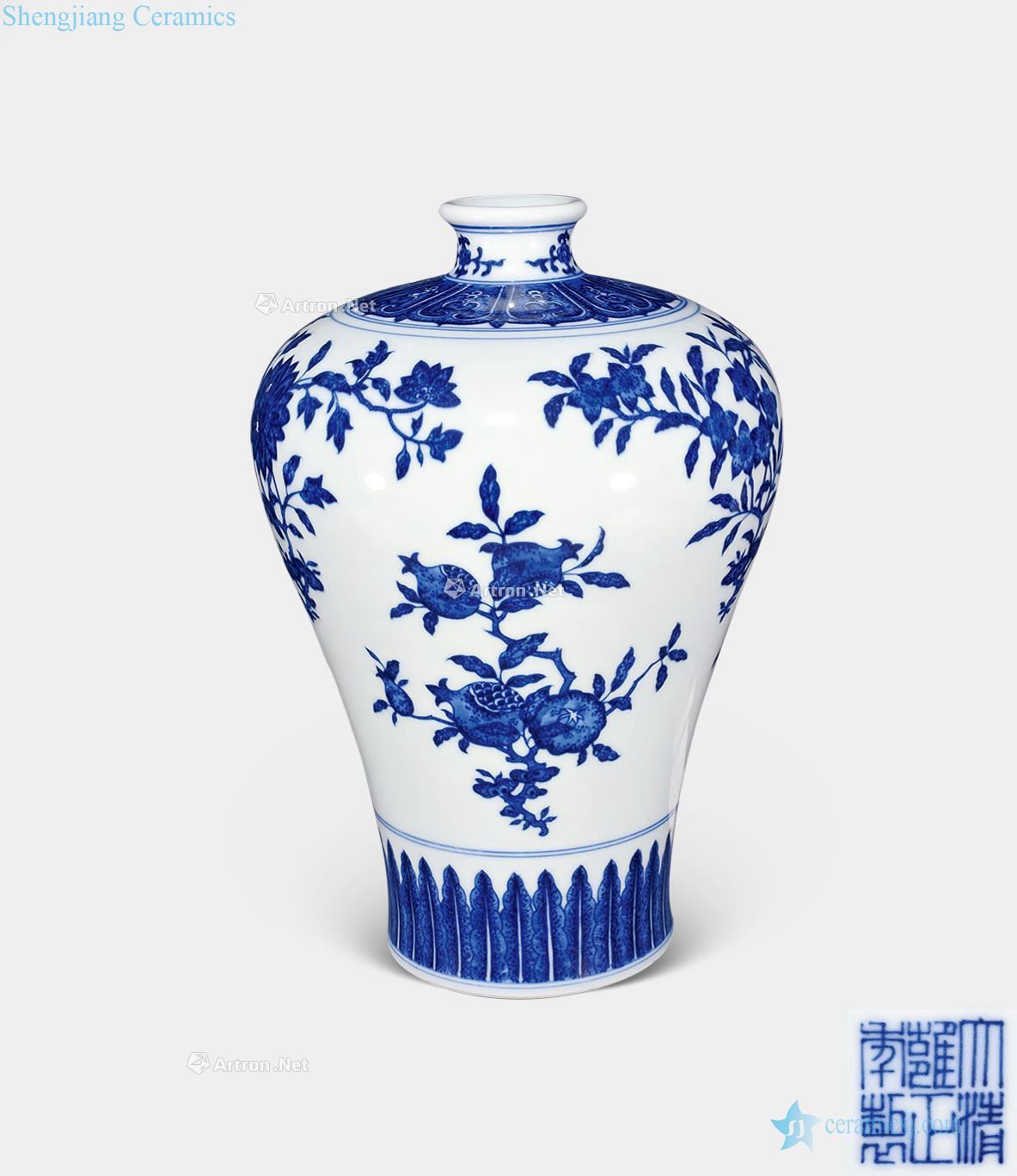 Qing dynasty blue and white flowers and grain mei bottle