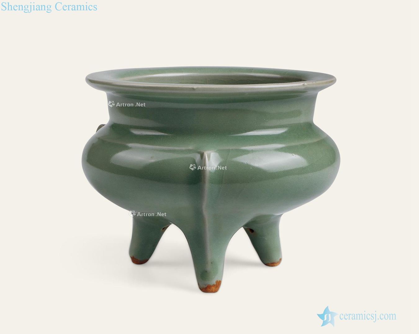 The song dynasty Longquan celadon plum green glaze three feet by furnace