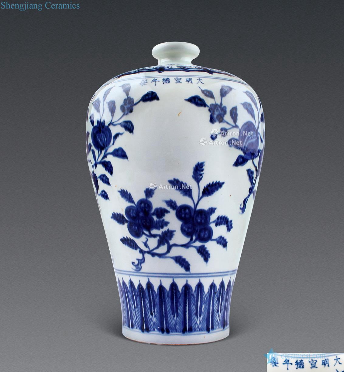Ming Blue and white ruffled branch flowers and grain mei bottle
