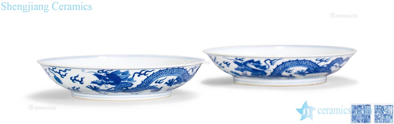 Qing qianlong Blue and white two dragons catch beads tray (a)