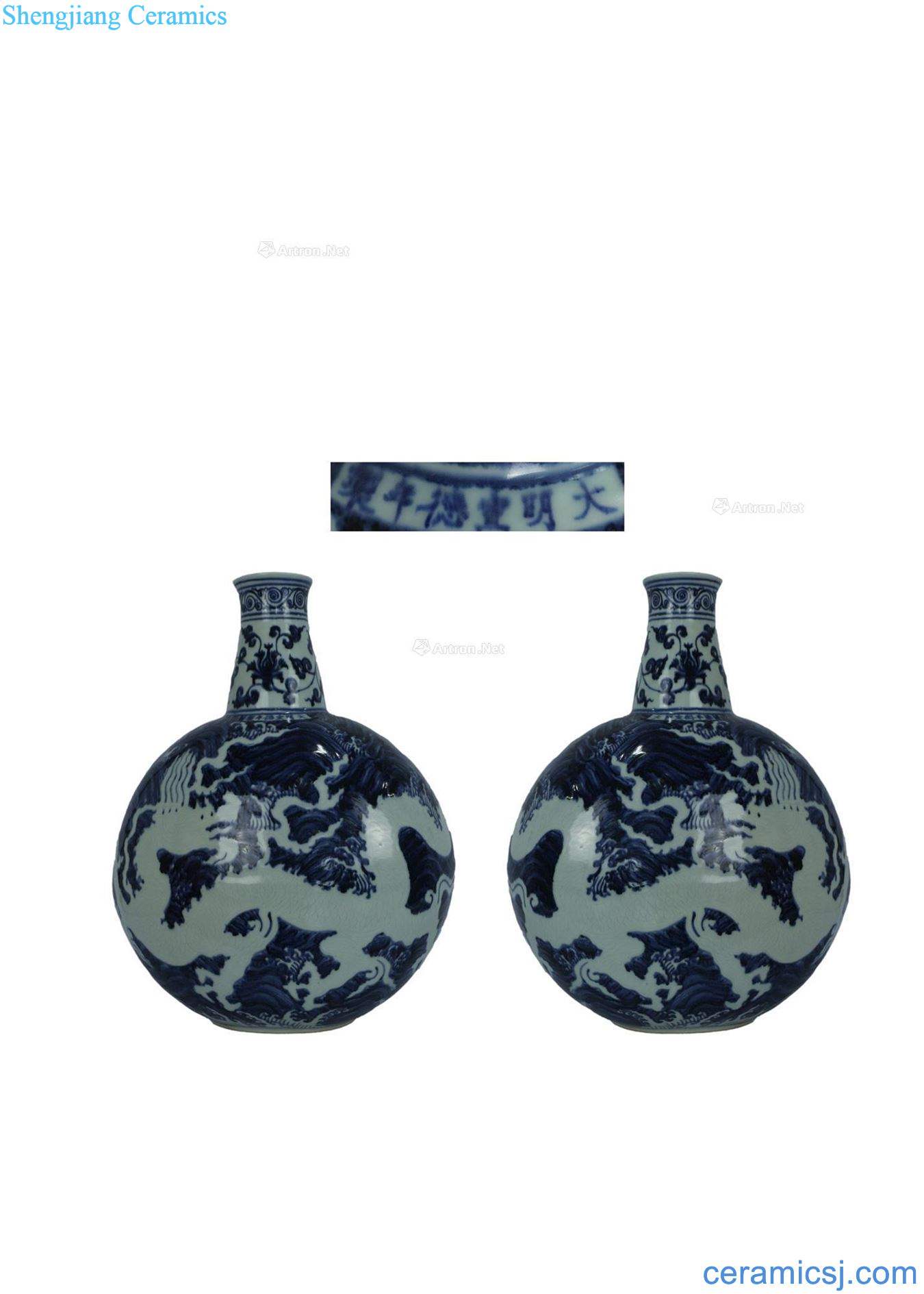Ming Blue and white water to keep the white dragon grain flat bottles of a pair