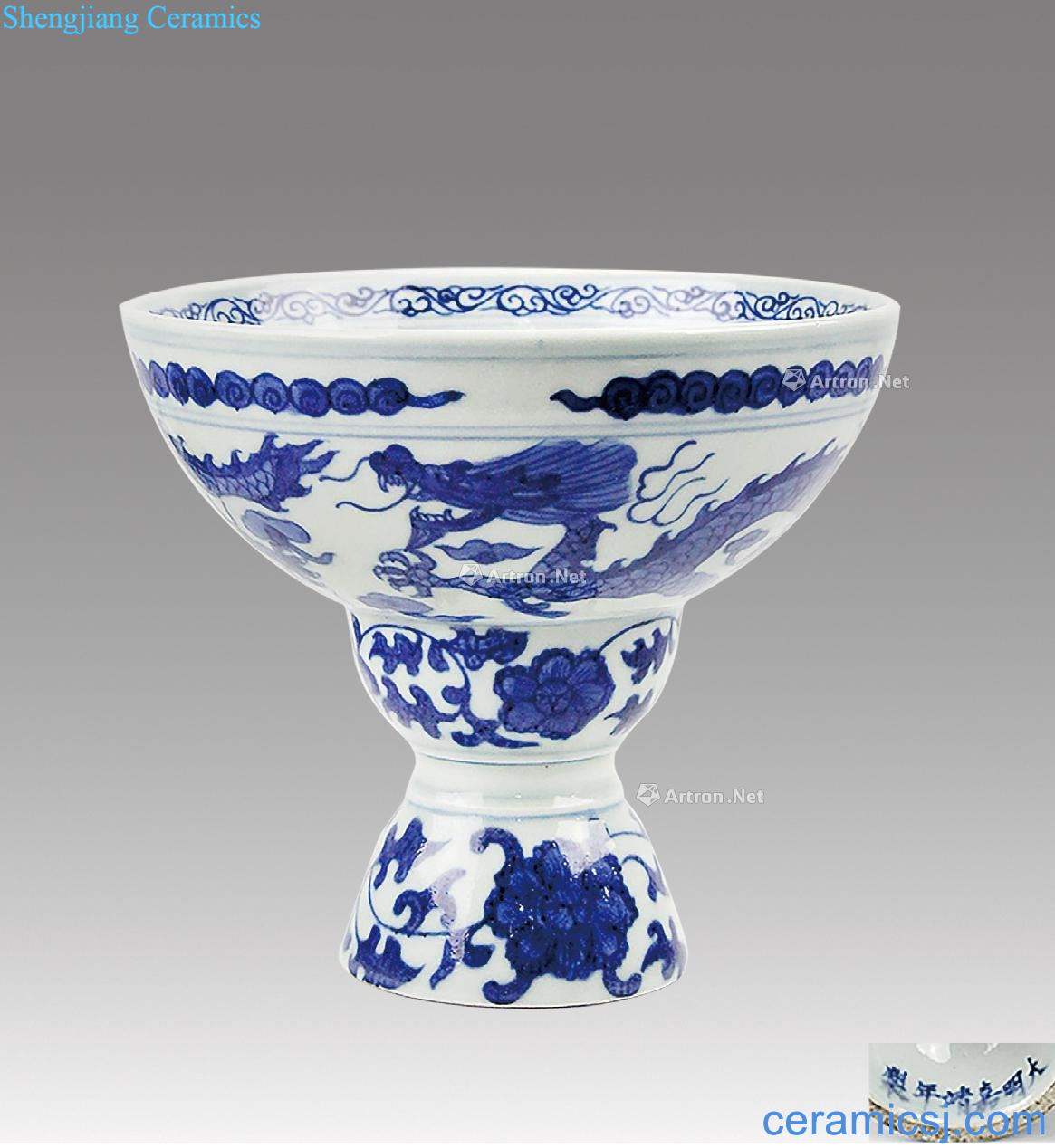 Blue and white pattern dragon footed bowl