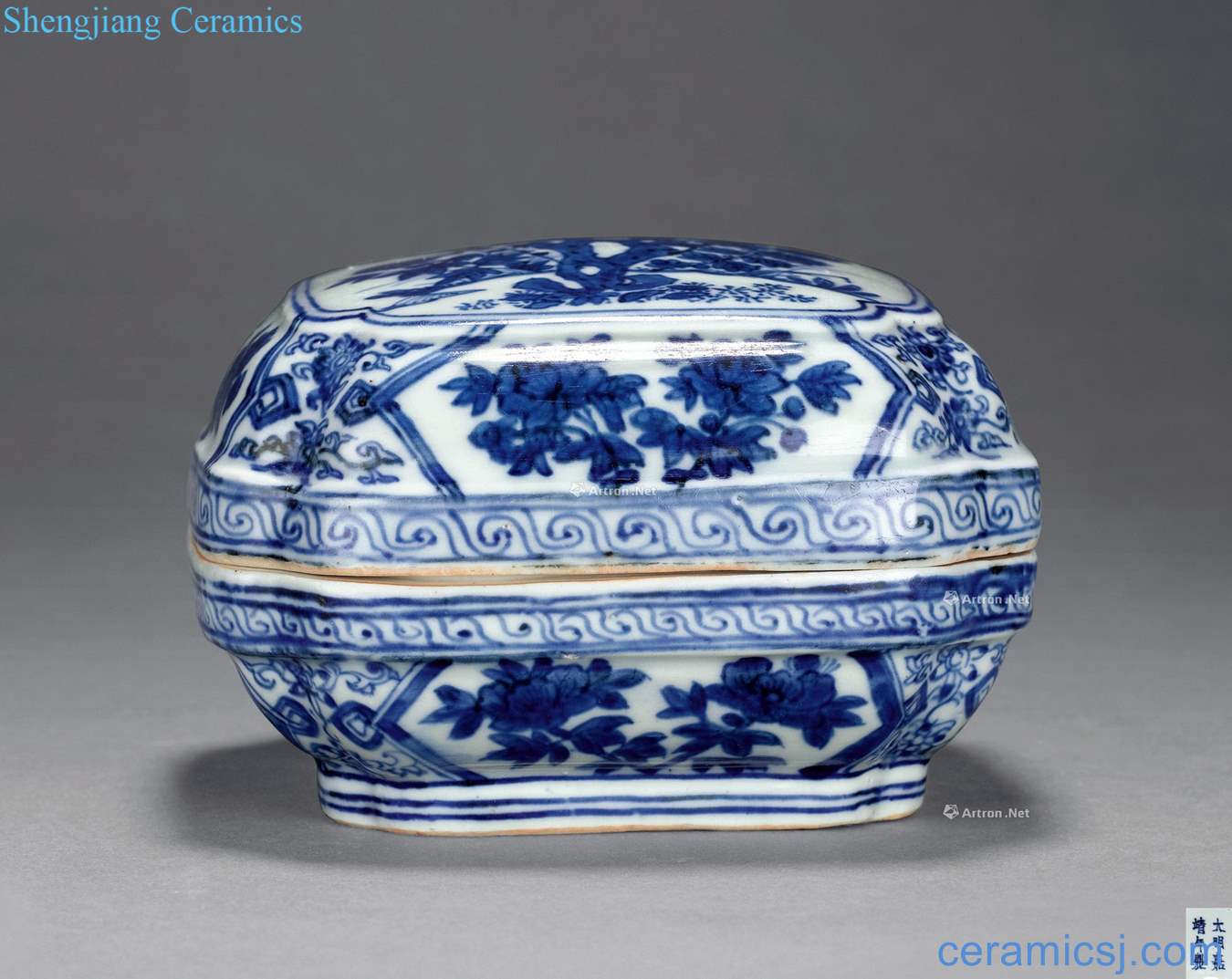 Ming jiajing Blue and white flower grain square corner cover box