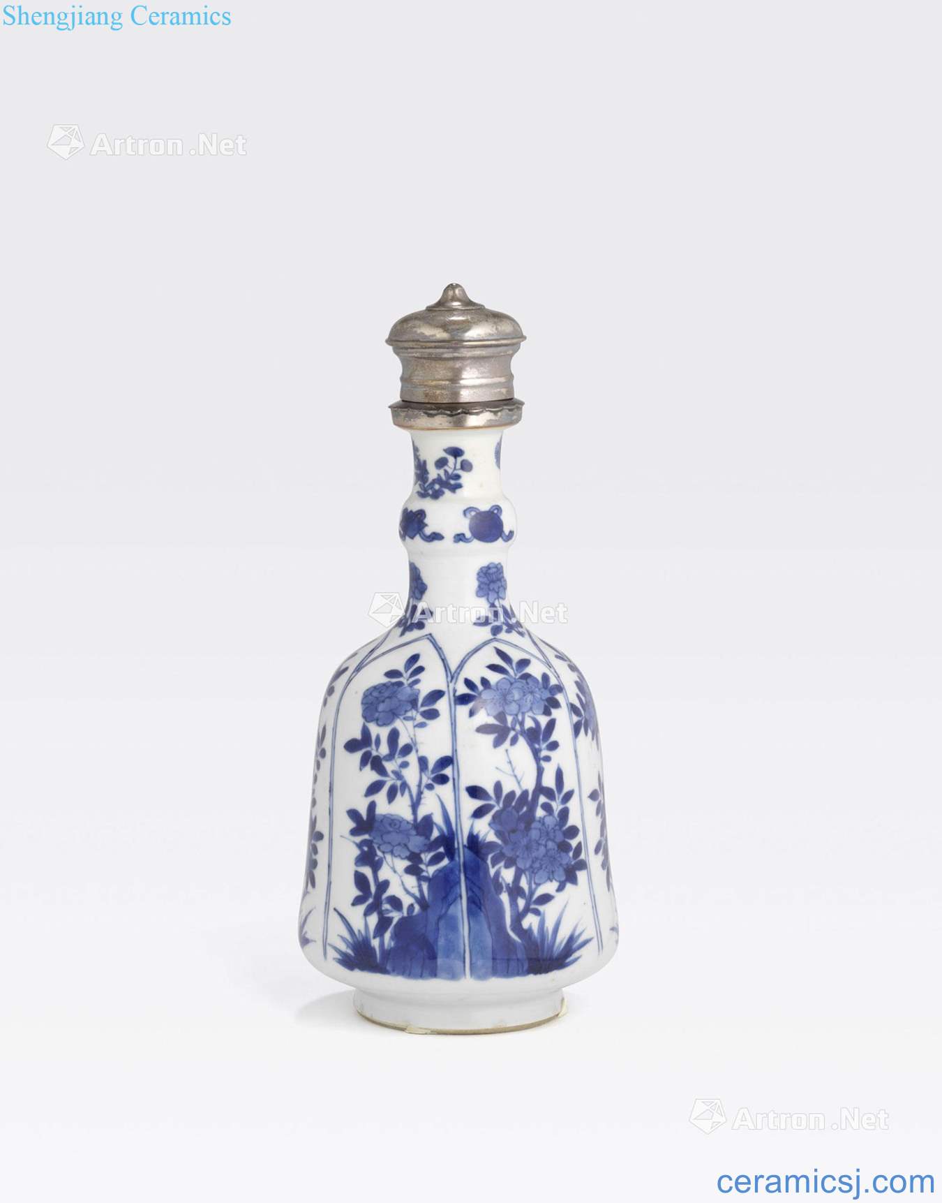 Kangxi period A BLUE AND WHITE BOTTLE VASE