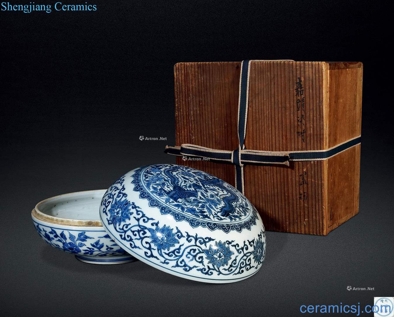 The qing emperor kangxi Blue and white chicken wear pattern cover box
