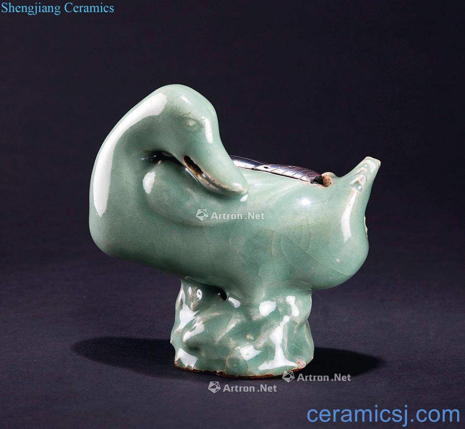 Ming Longquan celadon green glaze duck shape of fragrance
