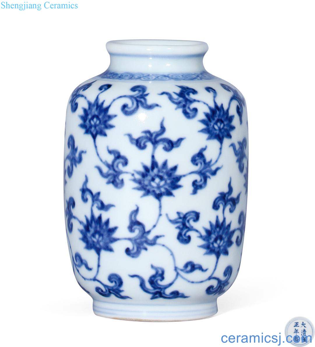 Qing yongzheng Blue and white lotus flower grain canister