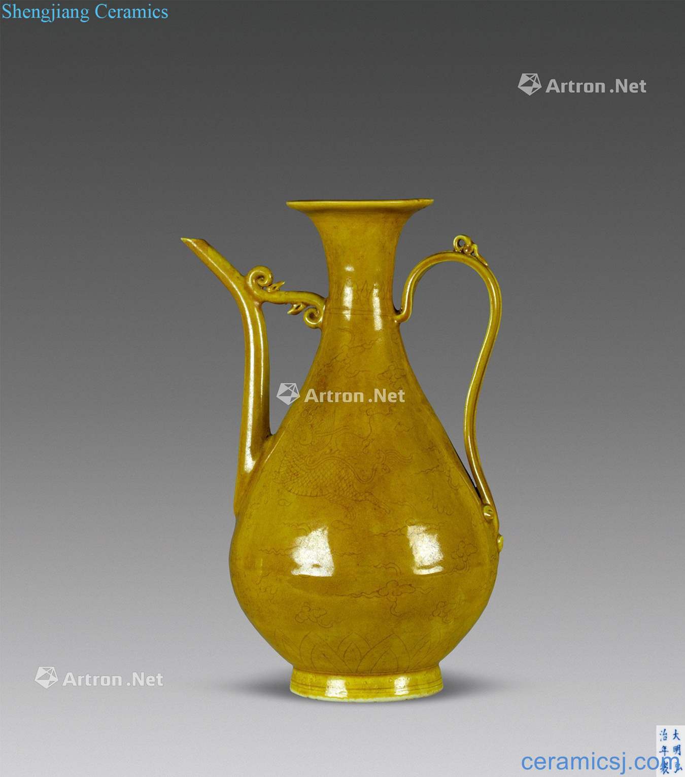 In the Ming dynasty Chicken oil yellow ewer
