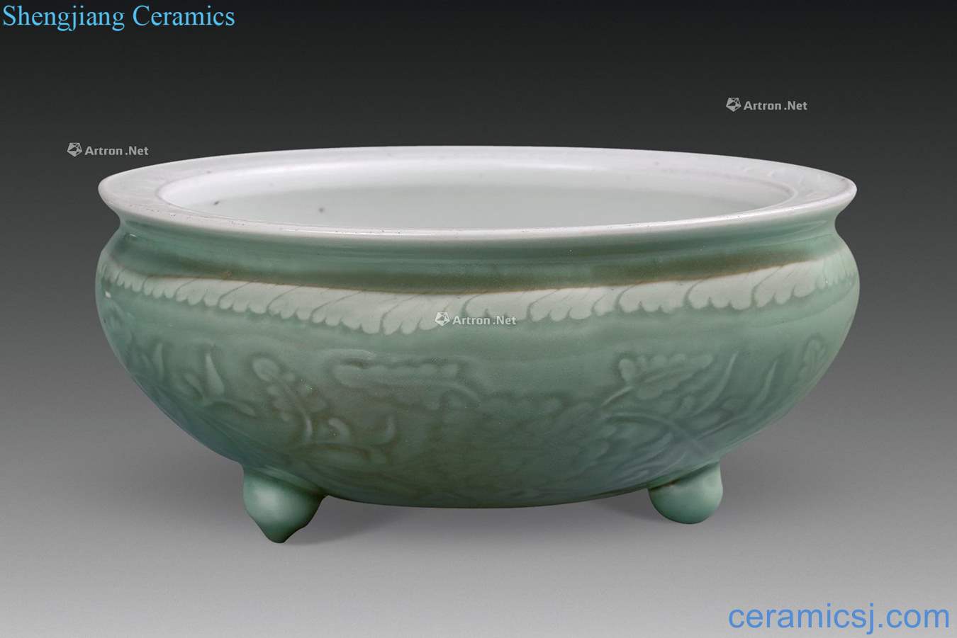 Ming dynasty longquan celadon flower grain three-legged furnace (a)