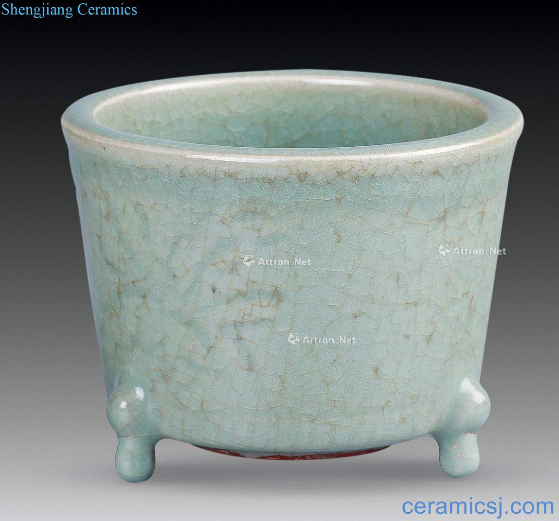 Ming dynasty longquan celadon three-legged furnace (a)