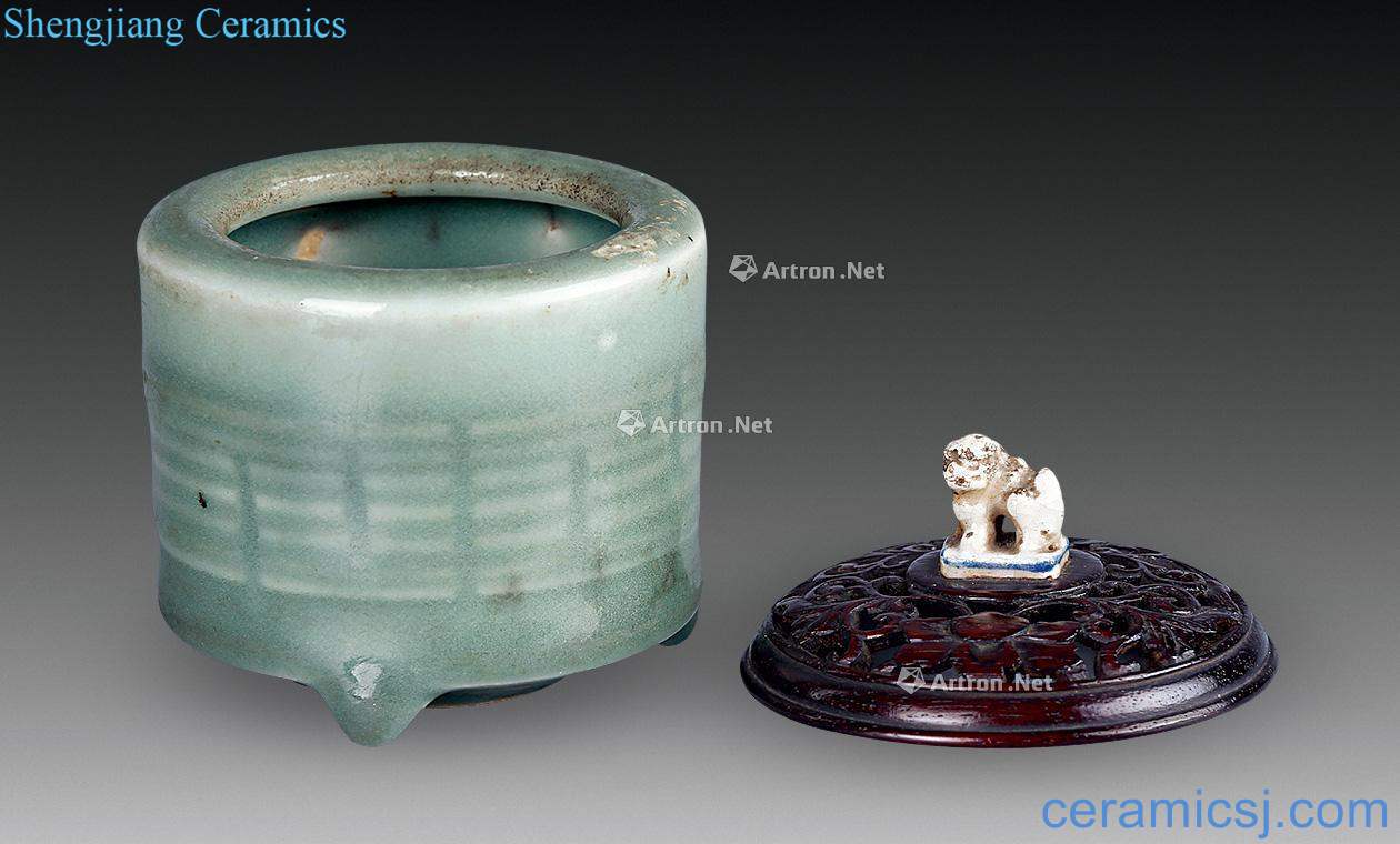 Ming dynasty longquan celadon Incense burner with three legs (a)